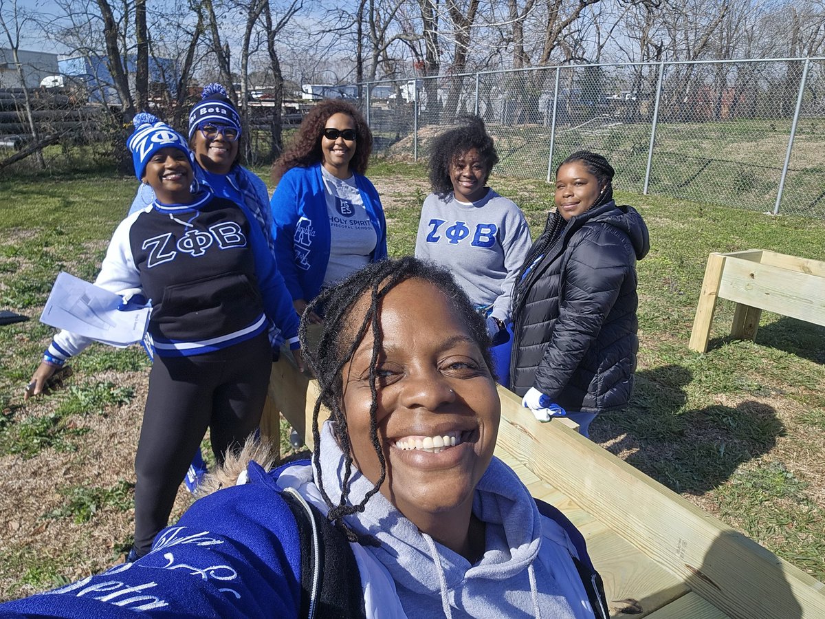 BlueLove_1920's tweet image. Community service with Houston Area Council of Zetas and The Mission Continues 🕊💙🤍. We built the foundation for a community garden for seniors because #ServiceIsWhatWeDo