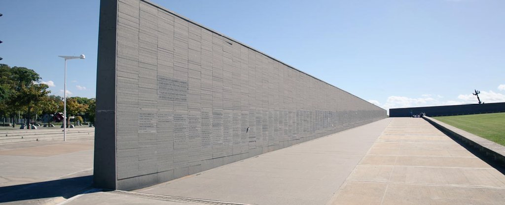 Si el propio kirchnerismo hizo el Parque de la Memoria donde figuran 8.717 desaparecidos, por qué nos quieren obligar a decir que fueron 30.000?🤔