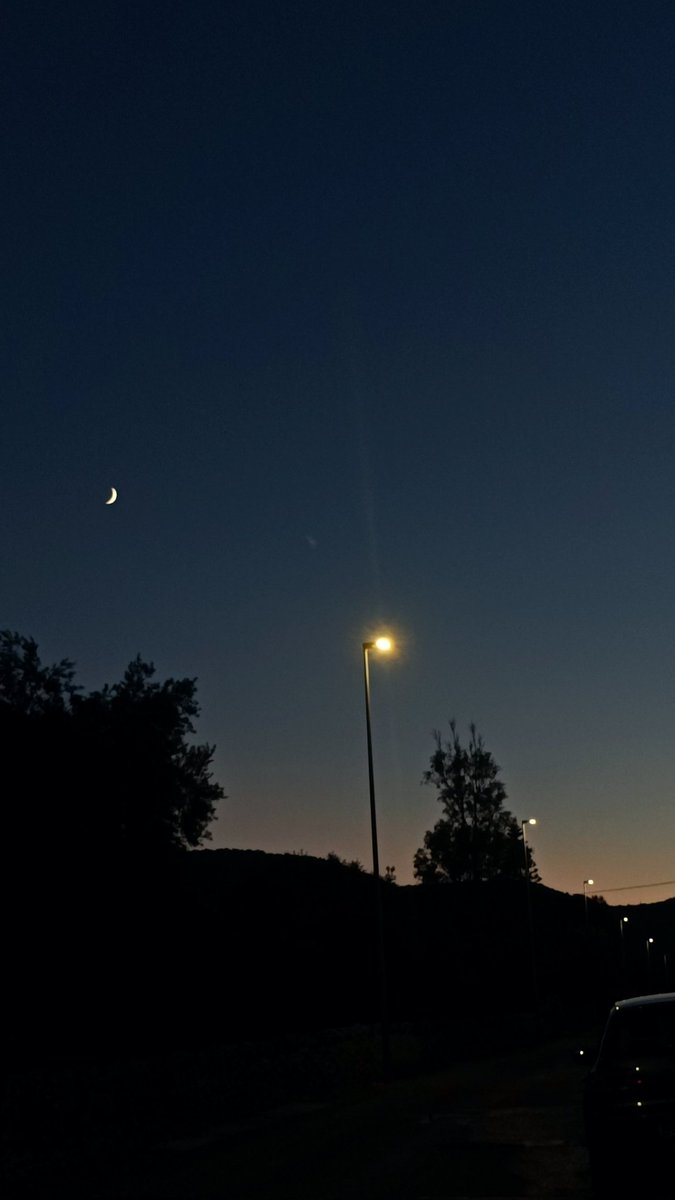 _ciaa___'s tweet photo. Il mio Roman Empire è fermarmi a fare foto alla luna ogni volta che la vedo https://t.co/WMMYAiFK0M