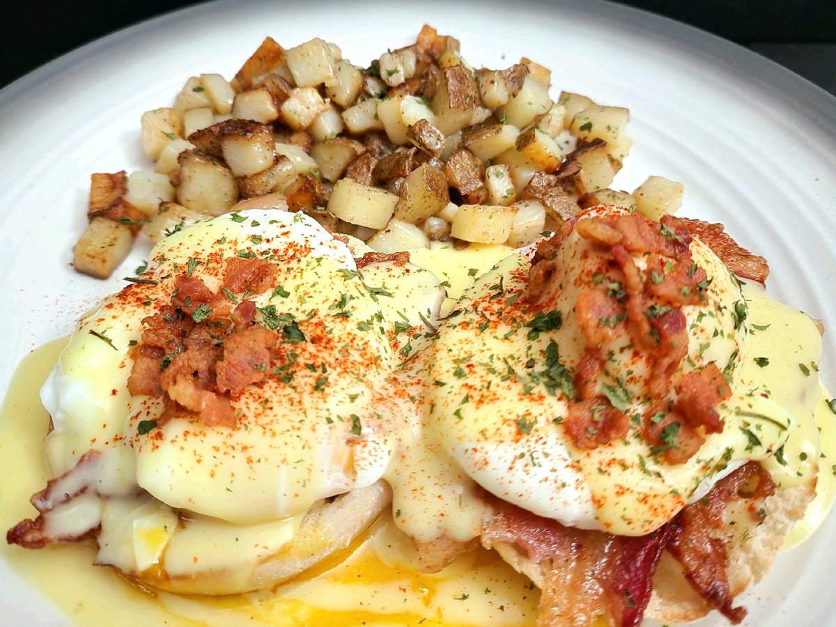 DarthFurbacca's tweet photo. Eggs Benedict w/ Homefries https://t.co/qbOOgFCXHd