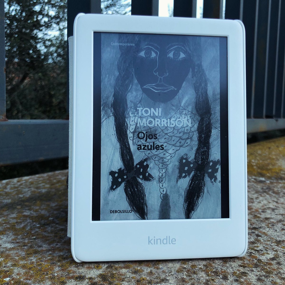 davidporejemplo's tweet photo. ¡Leído! “Ojos azules” de Toni Morrison (1970)

https://t.co/4DQavTjImI

📖 Obra conmovedora que examina la lucha de Pecola, una niña afroamericana, por encontrar su identidad en medio de la opresión racial y los estándares de belleza culturalmente impuestos. https://t.co/uTUErCLhWY