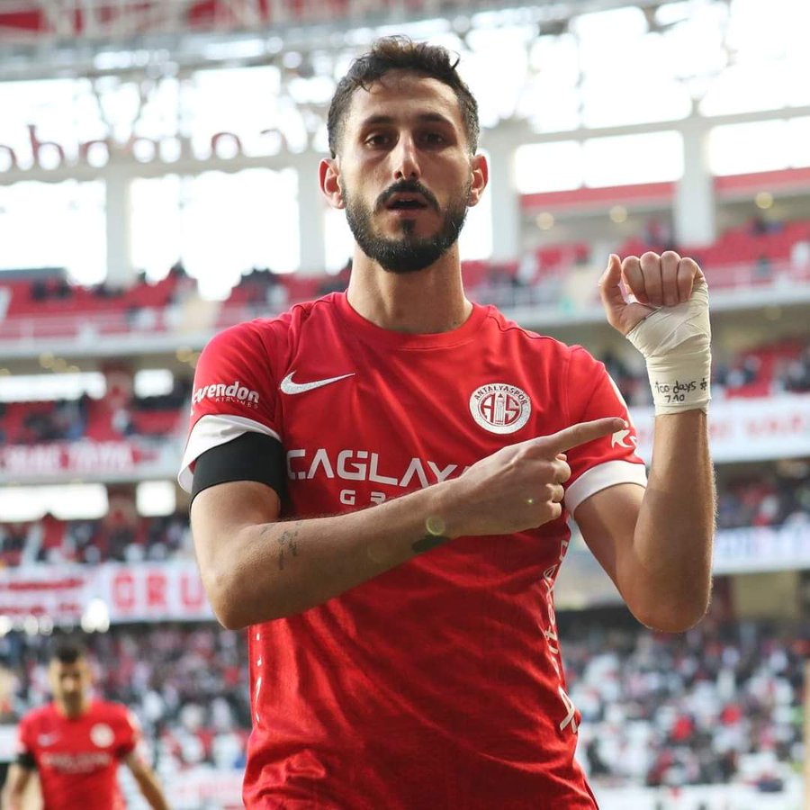 El futbolista israelí Sagiv Yehezkel marcó hoy un gol con su equipo, el Antalyaspor de Turquía.

Lo "celebró" señalándose al brazo donde escribió "100 días" y la fecha del 7/10, en memoria de los 1.200 israelíes asesinados por el terrorismo de Hamas.

¿La respuesta de su club?