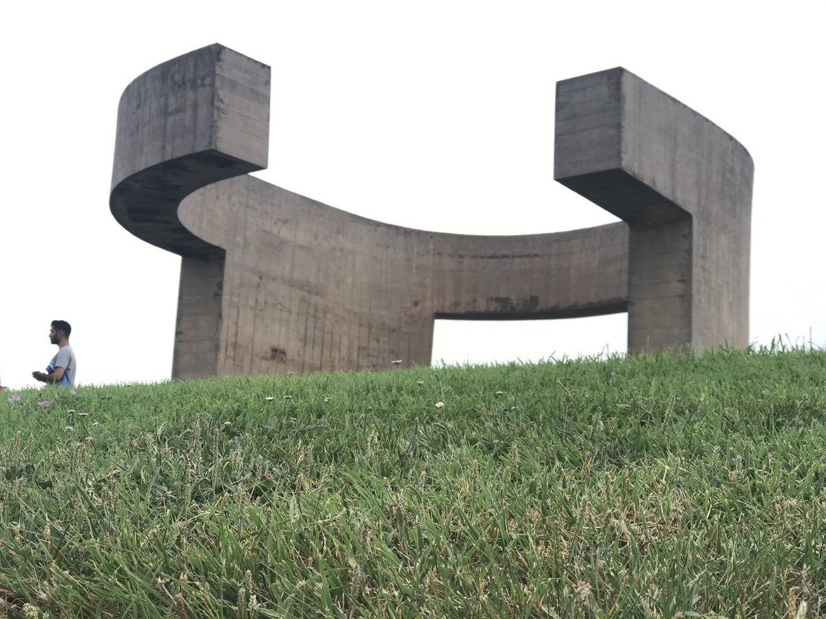 mapearq's tweet photo. Elogio del horizonte, Cerro de Sta. Catalina, Gijón (1990). Eduardo Chillida.
Recuerdo del verano 2018.
#IMPchillida @Impres_TVE #EduardoChillida https://t.co/7lSjmWb1fk