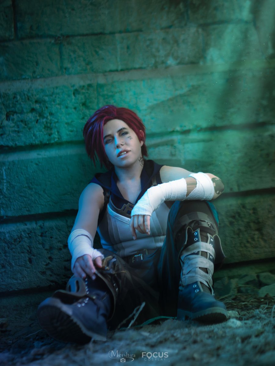 Hello!
J'ai encore des photos de Vi à vous montrer!
Cette fois c'est meishira photography qui réalise ce cliché pendant <a href="/FocusCosplay/">Focus Cosplay</a> !

#arcanecosplay
#vileagueoflegends #leagueoflegendsarcane #riotgames #forticheprod