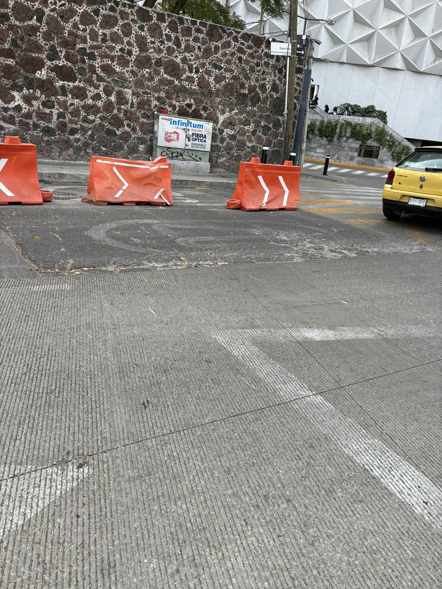gridet's tweet photo. @BJAlcaldia @locatel_mx @SOBSECDMX 
Puente Xoco entre el Cantoral y Mítikah con el pavimento cada vez peor. Por favor arréglenlo, se hace mucho tráfico con los que se estacionan en lugares prohibidos y encima los baches que se van a poner peor https://t.co/F5BWMJcFrb