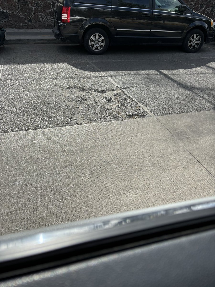 gridet's tweet photo. @BJAlcaldia @locatel_mx @SOBSECDMX 
Puente Xoco entre el Cantoral y Mítikah con el pavimento cada vez peor. Por favor arréglenlo, se hace mucho tráfico con los que se estacionan en lugares prohibidos y encima los baches que se van a poner peor https://t.co/F5BWMJcFrb