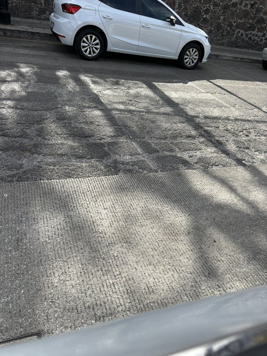 gridet's tweet photo. @BJAlcaldia @locatel_mx @SOBSECDMX 
Puente Xoco entre el Cantoral y Mítikah con el pavimento cada vez peor. Por favor arréglenlo, se hace mucho tráfico con los que se estacionan en lugares prohibidos y encima los baches que se van a poner peor https://t.co/F5BWMJcFrb