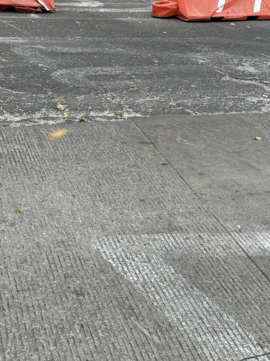 gridet's tweet photo. @BJAlcaldia @locatel_mx @SOBSECDMX 
Puente Xoco entre el Cantoral y Mítikah con el pavimento cada vez peor. Por favor arréglenlo, se hace mucho tráfico con los que se estacionan en lugares prohibidos y encima los baches que se van a poner peor https://t.co/F5BWMJcFrb