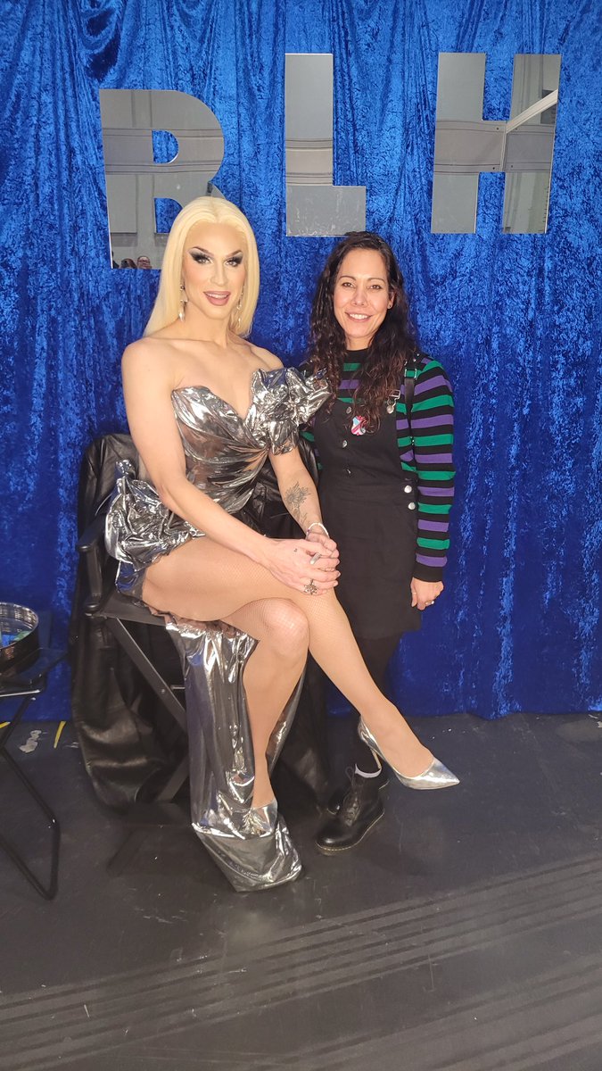 KimmieSam07's tweet photo. The Queen of thr North came to London @Bhytes1 Great to meet you yesterday 🇨🇦👑💜 stunning ! https://t.co/vrFp24zb0R