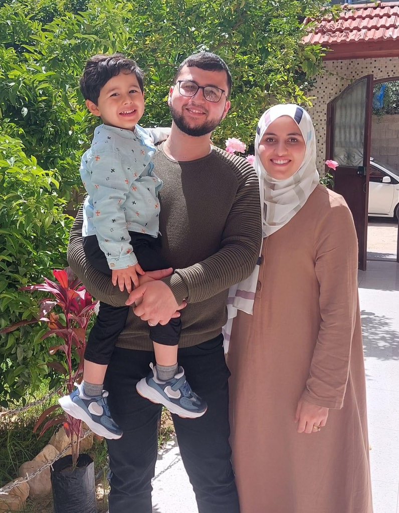 NoorMAshour's tweet photo. مصعب البطش ينعي زوجته شيماء نعيم وطفله تيسير البطش .. 
بكل فخر وإيمان وتسليم  أنعي استشهاد زوجتي حبيبتي صديقتي وريحانة قلبي، التقية النقية، الهيِّنة الليِّنة، الحنونة، الصوامة القوامة، الذكية المجتهدة ذات النسب الطيب الأصيل التي ما سخرت دنياها إلا لآخرتها طبيبة الأسنان الشهيدة  (شيماء جمال نعيم ) 
كما أنعي استشهاد ولدي الوحيد وفلذة كبدي العبقري الذكي والطفل المثقف ،خفيف الظل، البشوش الذي يحبه كل من يراه الشهيد الطفل (تيسير مصعب البطش ) 

أشهد الله أني رزقت خير متاع الدنيا بزوجتي (شيماء )وأني أحبها كحب رسول الله لخديجة وأني أفتقد ولدي (تيسير )كافتقاده لولده ابراهيم وإني على فقدهم لمحزون ولكنها الدنيا  ..

"قال الله عز وجل لملائكته قبضتم فلذة كبد عبدي قالوا نعم ، قال ماذا قال عبدي ، قالوا حمدك واسترجع ،قال ابنوا لعبدي بيتاً في الجنة وسموه بيت الحمد " 

"ليعلم الله الذين آمنوا ويتخذ منكم شهداء"  
"ولا تقولوا لمن يقتل في سبيل الله أمواتٌ بل أحياءٌ ولكن لا تشعرون" 
اللهم أجرني في مصيبتي واخلفني خيرا منها "

اللهم اجمعني بهم في الفردوس الأعلى من الجنة مع النبيين والصديقين والشهداء والصالحين وحسن أولائك رفيقا

الحمد لله وإنا إليه راجعون