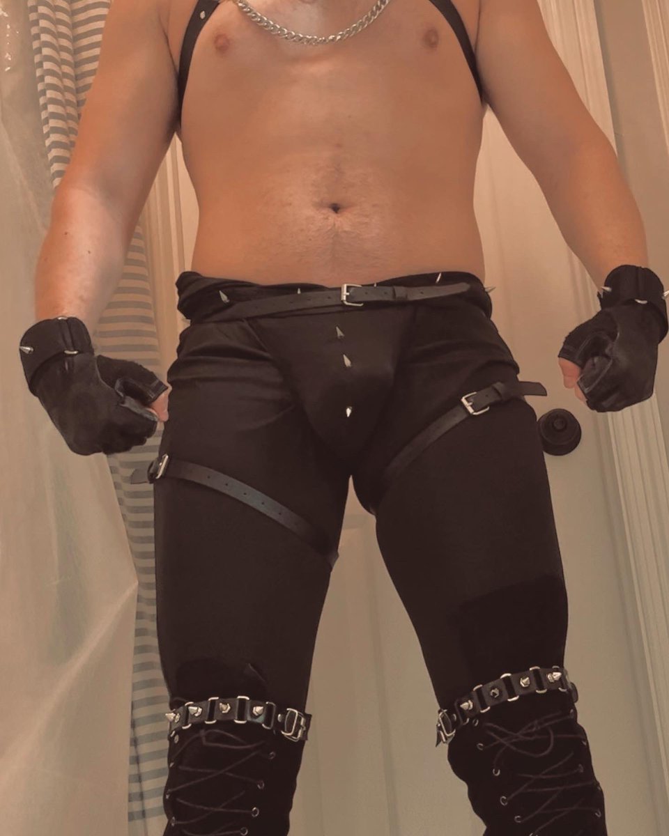 FrankImmabe's tweet photo. Banes work out.~ 🦊❤️💪💉🧪
#banemask #banetransformation #projectgilgamesh #banevenom #banemuscles #banemusclegrowth #musclegrowthtransformation #muscleworship #musclefetish #batmanandrobin1997 #jeepswenson #jeepswensonbane #jockstrapgay #spikes #leatherharness #musclefetish https://t.co/6RAfaAUGkp