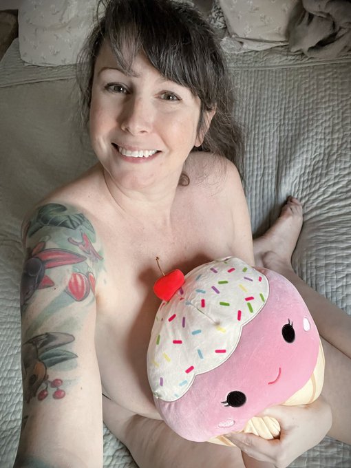 I got my very first SquishMallow (it&rsquo;s for a photo set) and it&rsquo;s a cupcake!! 🧁🧁 https://t.co/CPXmMxs<a href="/tag/asswednesday"class="tags"><span>#asswednesday</span></a>