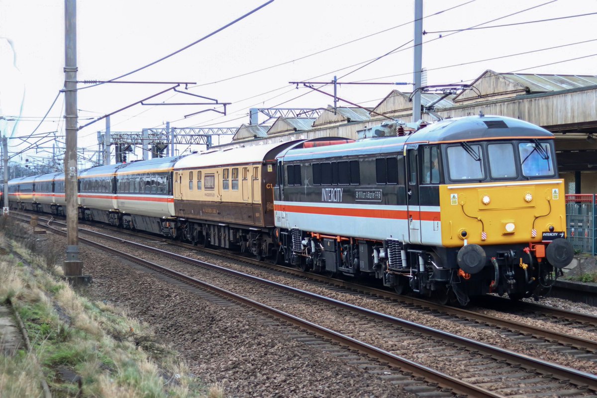 AndyPar44065616's tweet photo. 86101 "Sir William A Stainer FRS" is seen passing through Carnforth along with 87002 "Royal Sovereign" DOR working InterCity Railtours "The Ayr Extension" 1Z29 08:12 Crewe to Glasgow Central on the 13th January 2024. https://t.co/UngVH0LLRv