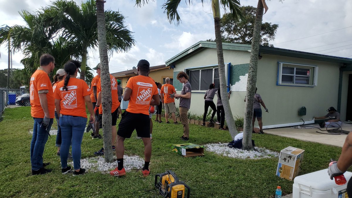 mschryssi's tweet photo. It's MLK Weekend &amp; we had the opportunity to partner with @fpl @UnitedWayBC &amp; @projectEmPOWER 
Thank you for having us!   
Community Revitalization Block Rebuild Day #CommunityService #NationBuilders #Mentoring @BcpsCentral_ @mentoringbcps https://t.co/qRP5LbiBSW