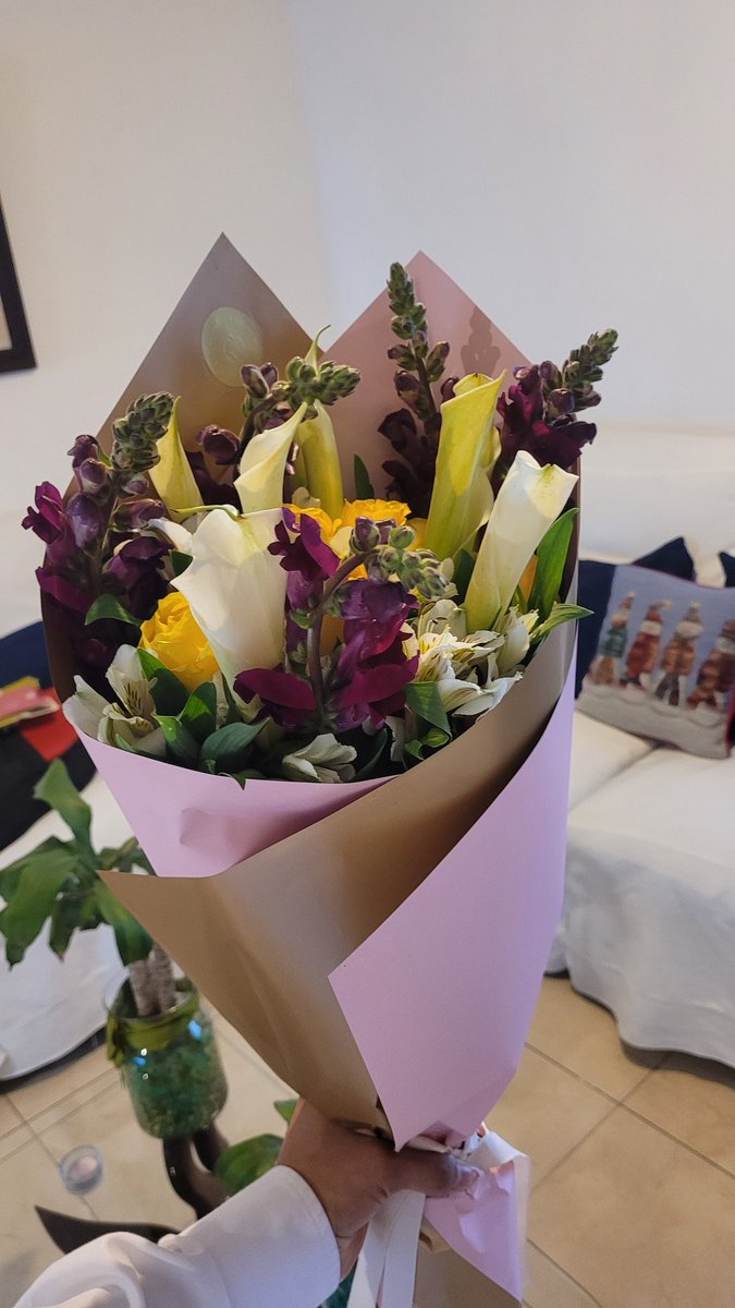 Doshland's tweet photo. Mi novia me envió flores por nuestro primer mes, me siento tan afortunado y bendecido 💞 https://t.co/1EIDMuOVaa