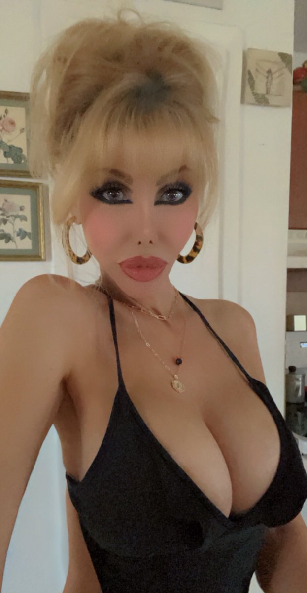 Raquel__Fox's tweet photo. Just another #rainy little #sunday 😁👅✌🏼💋 https://t.co/2HjiHVF72M