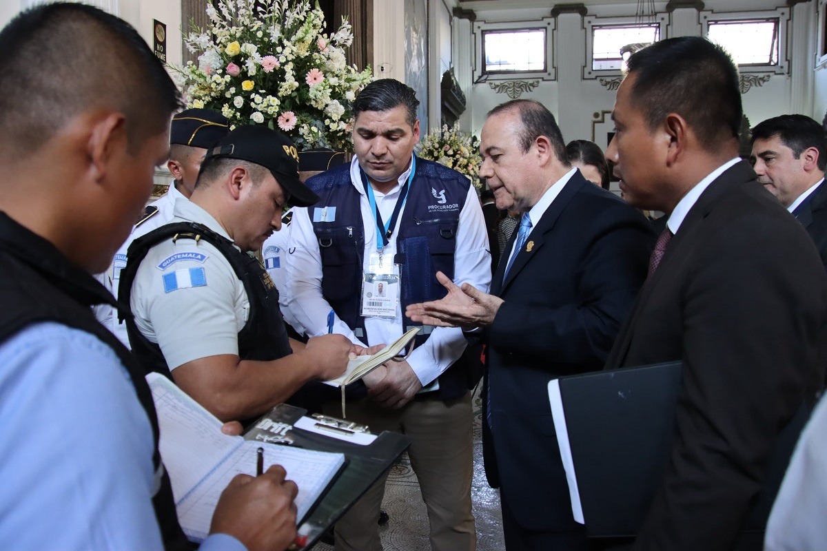 El <a href="/PDHgt/">PDH Guatemala</a>, Dr. Alejandro Córdova, junto a su equipo de trabajo, abrió un proceso de diálogo dentro y fuera de las instalaciones del <a href="/CongresoGuate/">Congreso Guatemala</a>, donde se desarrolla la #SesiónSolemne de Juramentación de las nuevas autoridades.
pdh.org.gt/comunicacion/n…