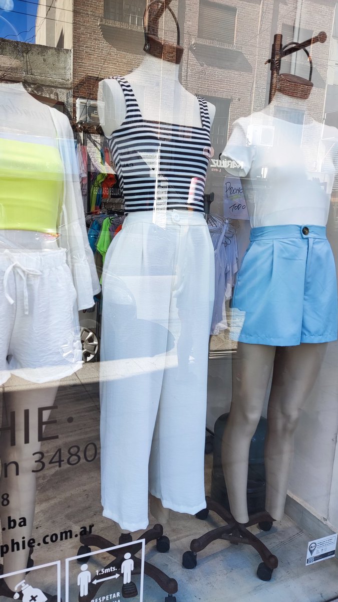 Me gusta este look #Navy para vestir. Atenti que #GiorgioArmani presentó una colección muy inspirada en este estilo.
.
#vidrieras #navy