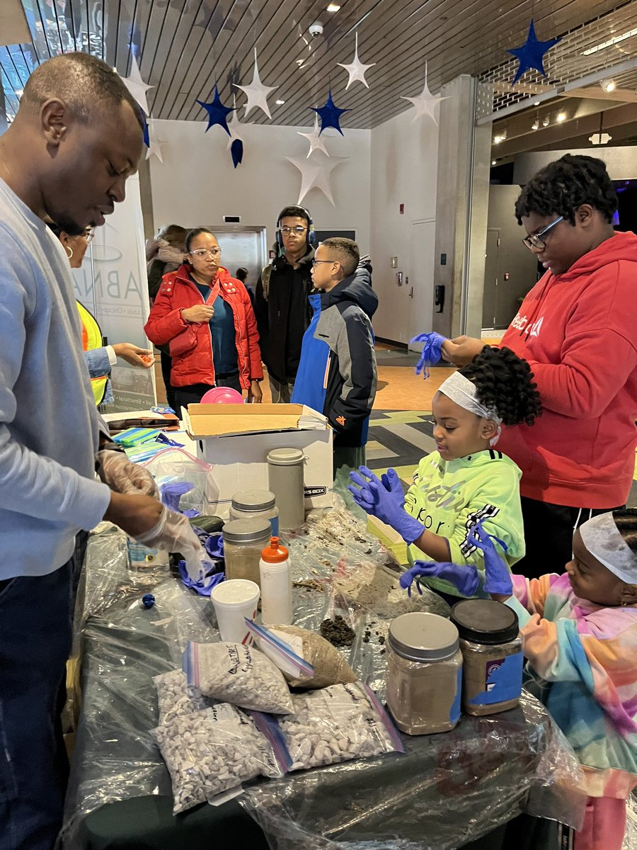 teamtechboy's tweet photo. What’s up #TeamTechBoy !! I had a BLAST yesterday at the St. Louis Science Center’s STEM Showcase! 🚀🎮 My highlight: conquering the gaming room, while my little sis took flight in the Boeing plane! ✈️
#STEMAdventures #FamilyFun #sciencecenter #stem #steam #techboy #sciencegirl https://t.co/nnoTWI6A2I