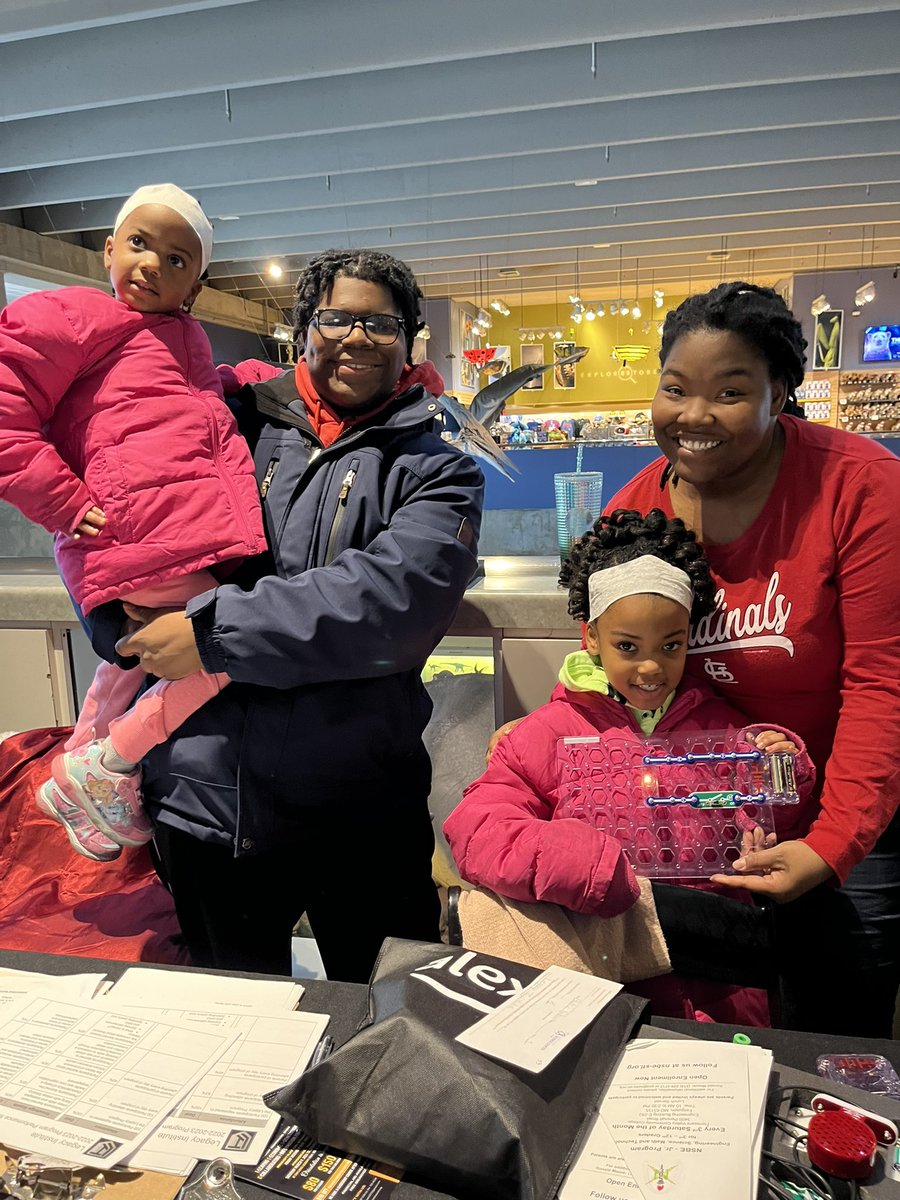 teamtechboy's tweet photo. What’s up #TeamTechBoy !! I had a BLAST yesterday at the St. Louis Science Center’s STEM Showcase! 🚀🎮 My highlight: conquering the gaming room, while my little sis took flight in the Boeing plane! ✈️
#STEMAdventures #FamilyFun #sciencecenter #stem #steam #techboy #sciencegirl https://t.co/nnoTWI6A2I
