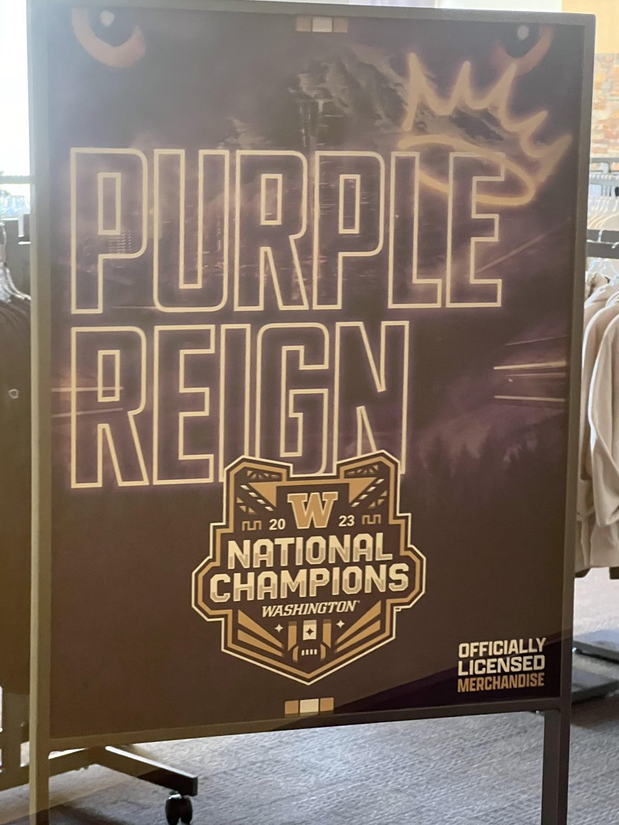 DatGreenblatt's tweet photo. Seen on @ducksubreddit from a store in Tacoma @PhilHecken @sportslogosnet @UniWatch https://t.co/3Om8HIH13L