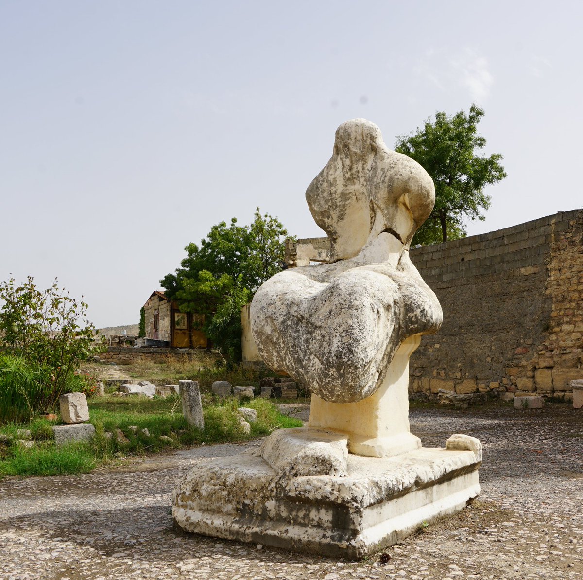 maelassal's tweet photo. #Mila, l'antique Milev, une des plus importantes cités #numides. située à 400 km à l'Est d'#Alger et 60 km de #Constantine : Statue de la déesse Milo (deux mètres de hauteur), la plus grande statue au monde, faite à base d’une seule pièce de marbre. 🇩🇿
#الجزائر
#Algérie https://t.co/G6FTJaZHGt