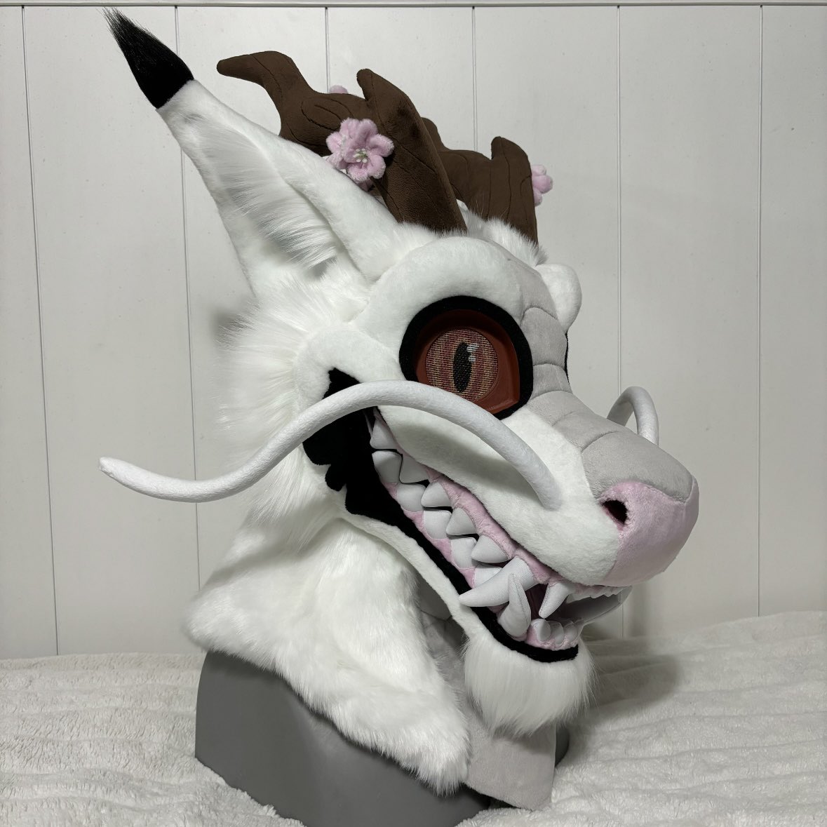 “Him” the eastern dragon for @FrickinFearyn💛 Tons of cool features on this guy such as magnetic seasonal antler attachments, posable whiskers, magnetic antlers, cheek vents &amp; so much more!
