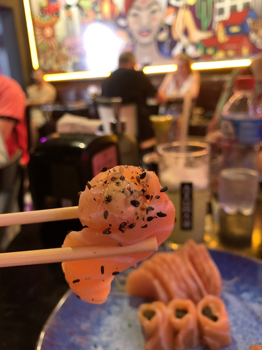 bu0ble's tweet photo. omad de hj, macetei uns sushis e pra finalizar um cafezinho com 2 macron

vou fazer 7 dias de omad pra me adaptar e voltar aos nfs mais longos https://t.co/LeW1MqXbO2