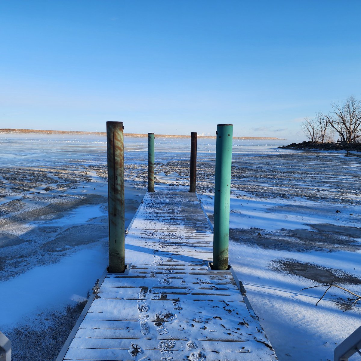 GiftedBrenda's tweet photo. Low water levels at the Oregon Boat Ramp in Maumee Bay, thanks to high winds. And yes, it is as cold as it looks. ❄️ #LakeErie @NWS #ItsFreezing #ItsWindy #IMisstheBahamas https://t.co/OvNZQ769vX