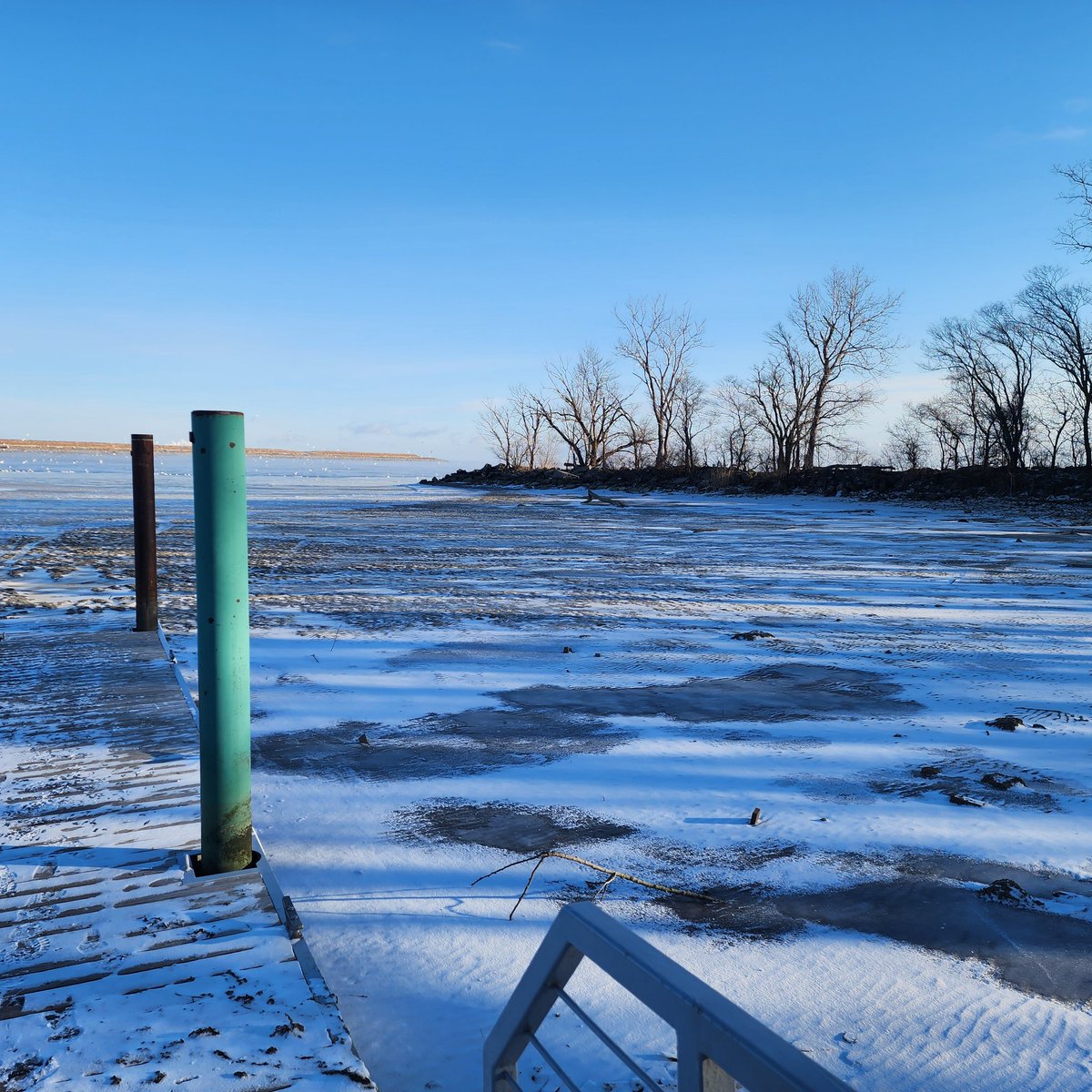 GiftedBrenda's tweet photo. Low water levels at the Oregon Boat Ramp in Maumee Bay, thanks to high winds. And yes, it is as cold as it looks. ❄️ #LakeErie @NWS #ItsFreezing #ItsWindy #IMisstheBahamas https://t.co/OvNZQ769vX
