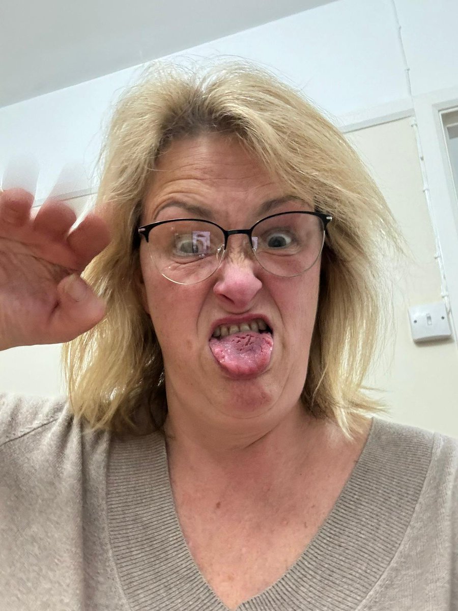 NickiBarley's tweet photo. When daughter leaves her phone alone and I've got alcohol in my system #stumpyfingers https://t.co/DXymt8t8nz