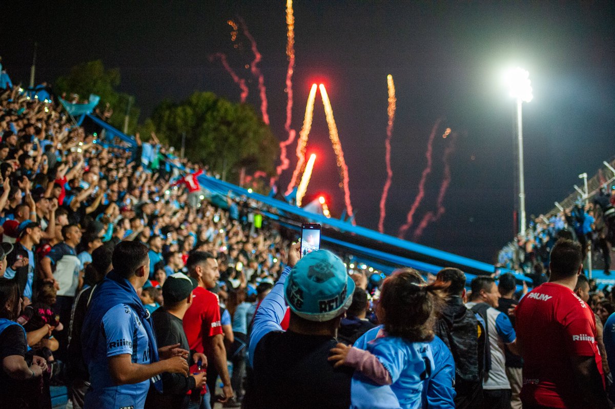 😍- Soñé con vos...
- ¿Qué soñaste?
...🏴‍☠️🏟️