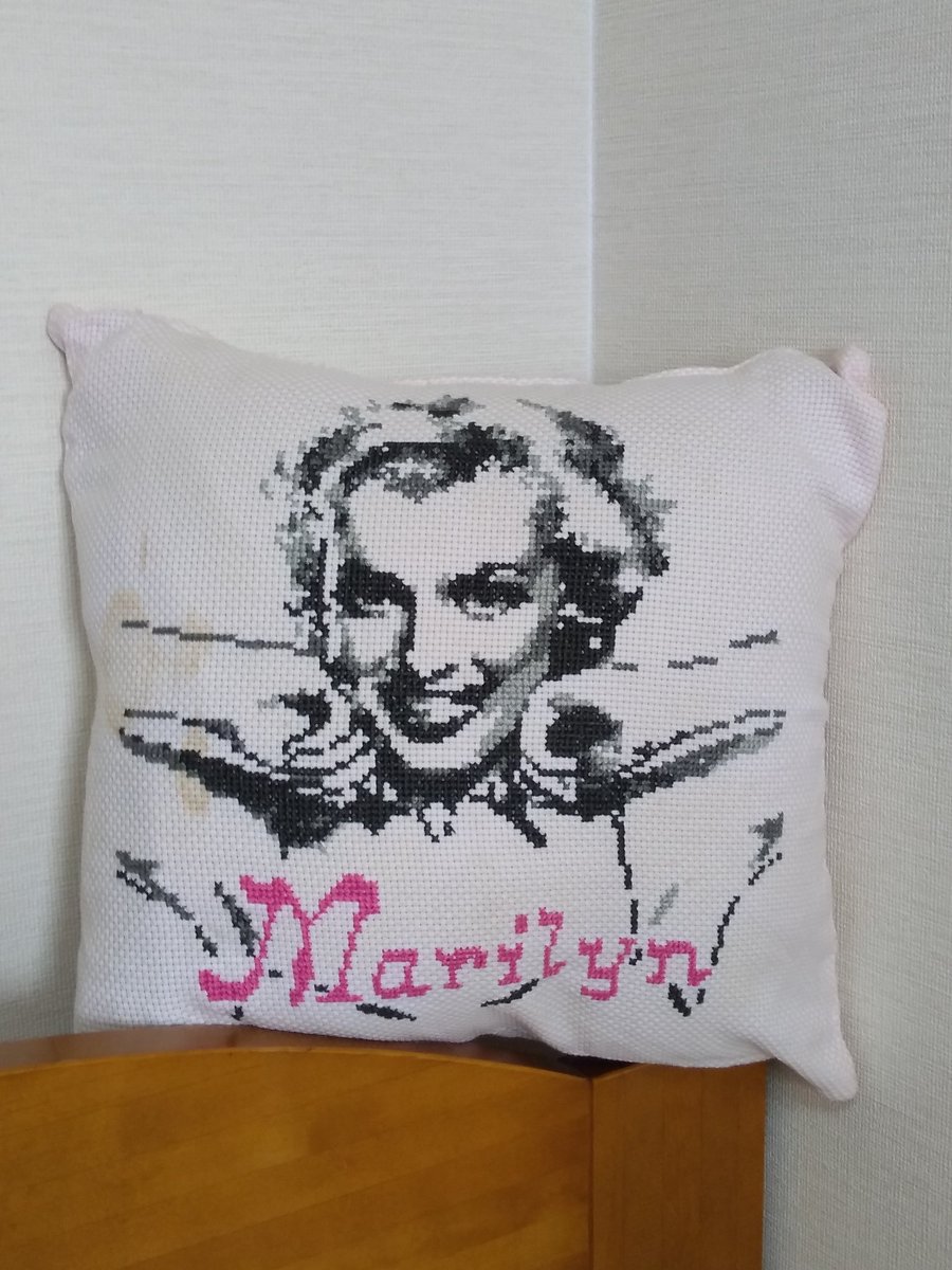 再掲載です。No.134 俳優・モデル・歌手のマリリンモンローさんを図案