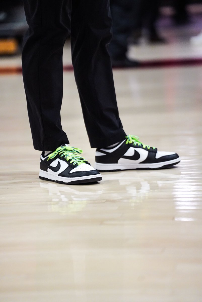 In yesterday's A-10 home opener, the Hawks backed the HeadStrong Foundation, an organization aiding families in their battle against cancer. The team wore lime green shoelaces as a way to raise awareness for the impactful work of this community-driven organization. #BeHEADstrong