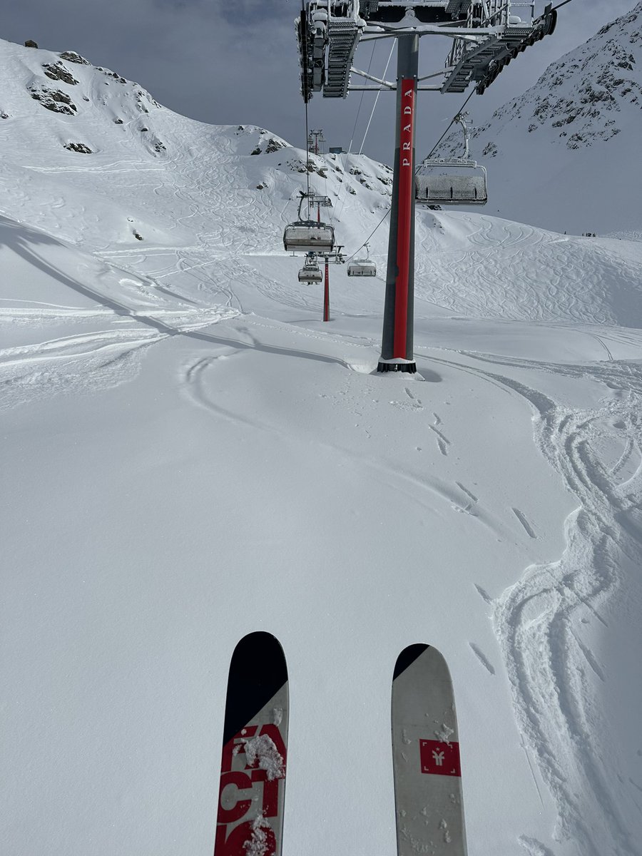UniqueLGetaways's tweet photo. 🏔️ The perfect power day after the night snowfall ❄️ and the sun now shining ⛷️ 🏂 
@sierraretreats 
#sierraretreats #snow #powder #powderday #snowfall #sunshine #mountains #piste #offpiste https://t.co/Mcyoaawh14