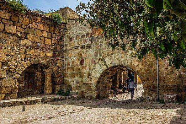 maelassal's tweet photo. Le Vieux-Mila, l'antique Milev, cité millénaire encore habitée, elle renferme des richesses archéologiques inestimables. Fondée par les #numides, Mila a un nom pour chaque période historique : Milo, Mulium, Molium, Médius, Milev. et aujourd'hui #Mila 🇩🇿
#الجزائر
#Algérie https://t.co/XyeQHvYzKb
