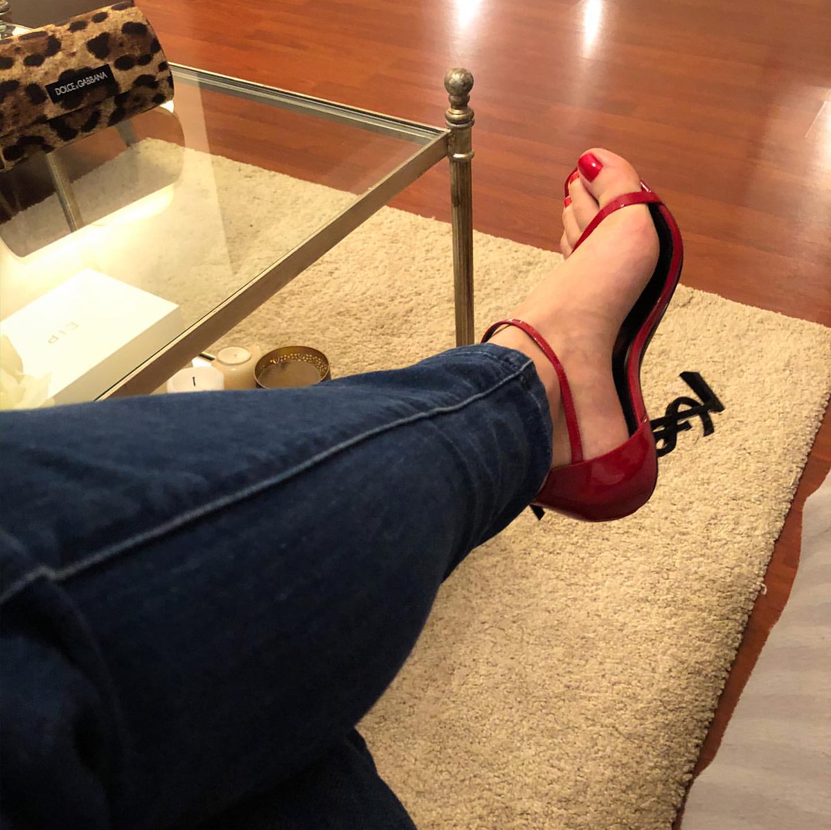 HeelsNylons's tweet photo. YSL red sandals and blue jeans 💙 #yslsandals #redsandals #highheelslover #heelsaddict #sexyfeet #longtoes #higharches #redpedicure #redpedi #shoefie #sandalselfie #mistressnylons https://t.co/lAELcJsPC6