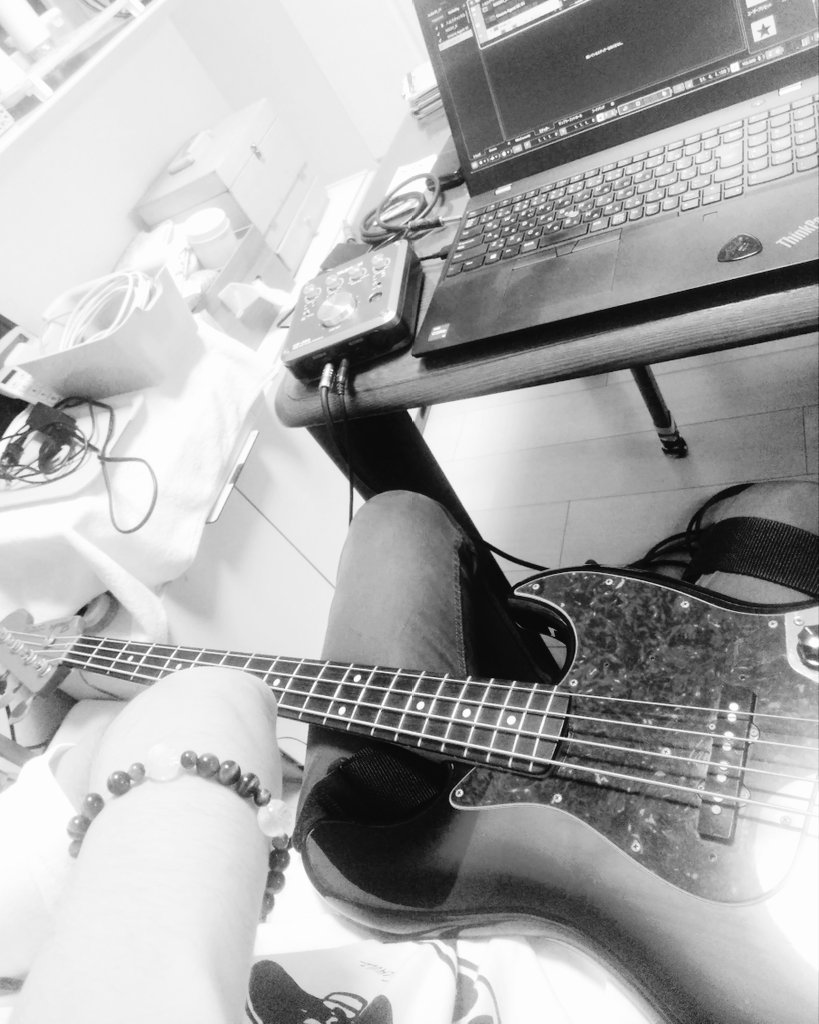 sunsetrock4575's tweet photo. 最近は休みの合間時間を見つけてはレコーディングをしている。
ちょっとずつ前に進んでる。録音する→月の日に冷静な頭で聴き込む。消して録り直す。これの繰り返し
#ベース #ギター #fender #jazzbass #ジャズベース #guitar #ストラトキャスター #音楽 #作曲 #smallfastry #バンド https://t.co/v3Lx95LDdi