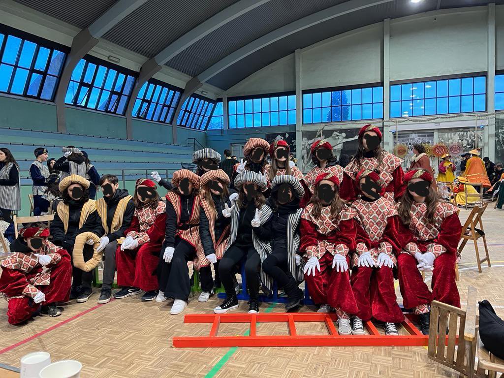 ColSantEsteve's tweet photo. Aquest any, la tanda de falcons va formar part de la cavalgada! Va ser una mica mes curta i molt més molla que la dels altres anys, pero com cada any ens ho vam passar molt bé acompanyant als reis mags de granollers i menjant caramels bonísssims 🤤☔️👑 https://t.co/yvhYU1lI0E