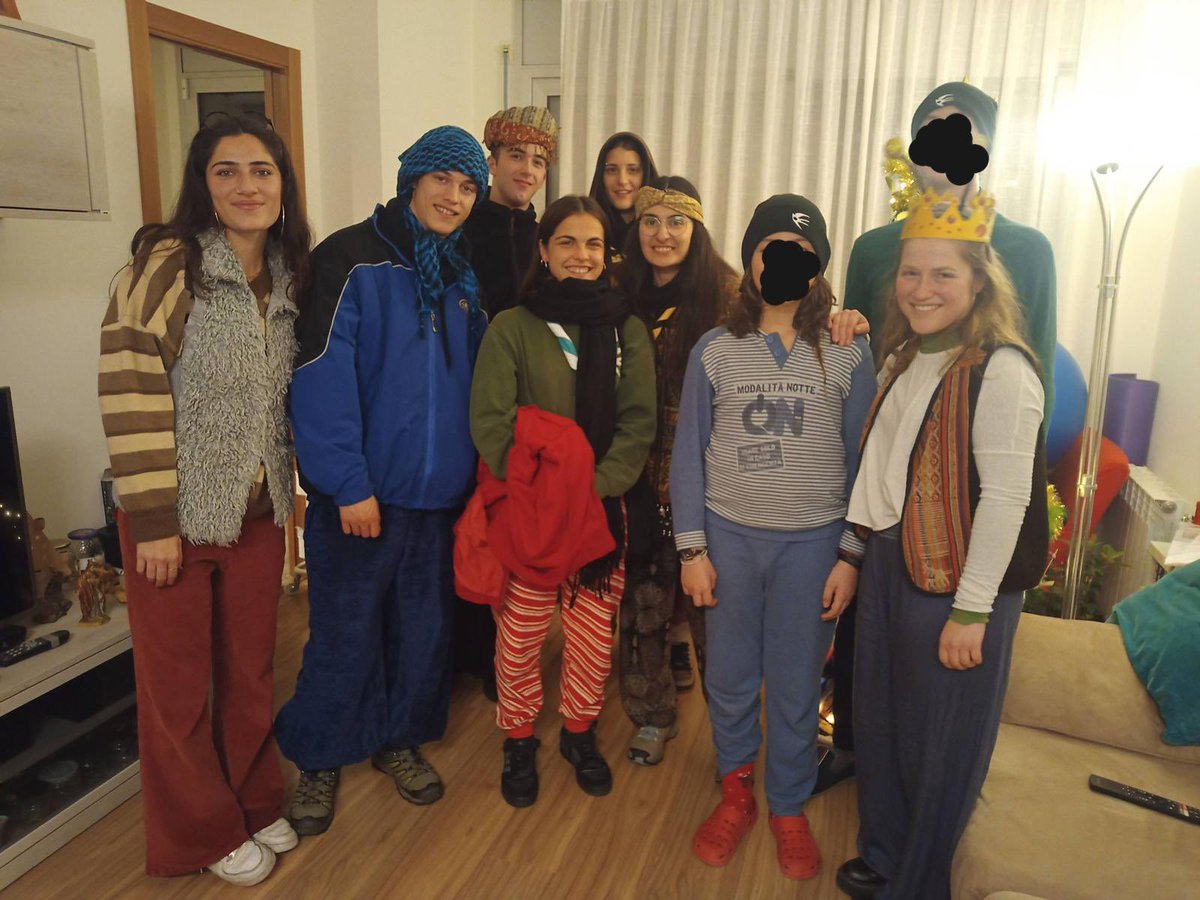 ColSantEsteve's tweet photo. Més tard, les patges colonieres🐪 vam passar al llarg de la nit de reis a les cases per repartir un petit obsequi🎁, un gorro coloniero molt xulo🎩 Va ser un trajecte passat per aigua!!!💦 Tot i això va ser súper especial i divertit! L’any que ve més i millor🫶🏻 https://t.co/jB6bY9ChR0