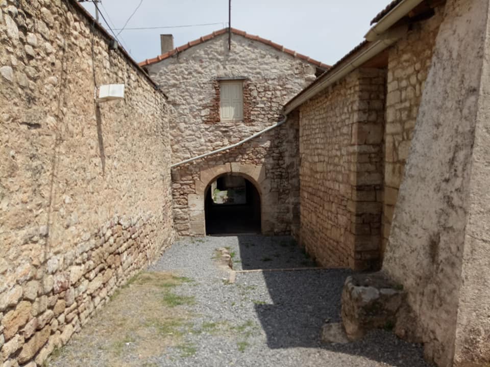 maelassal's tweet photo. Le Vieux-Mila, l'antique Milev, cité millénaire encore habitée, elle renferme des richesses archéologiques inestimables. Fondée par les #numides, Mila a un nom pour chaque période historique : Milo, Mulium, Molium, Médius, Milev. et aujourd'hui #Mila 🇩🇿
#الجزائر
#Algérie https://t.co/XyeQHvYzKb