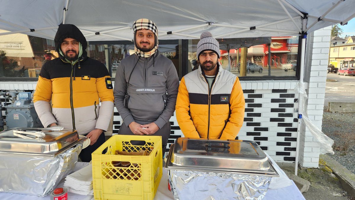 chwknews's tweet photo. If you're in Chilliwack/Vedder Crossing this afternoon (-11 wind chill), shout out to these 3 very kind gentlemen from Butter Chicken House at 5669 Vedder Road, supplying free veggie pakoras, veggie samosas and chai to anyone who's interested. Well done! Thank you! https://t.co/qFV3KZHw7k