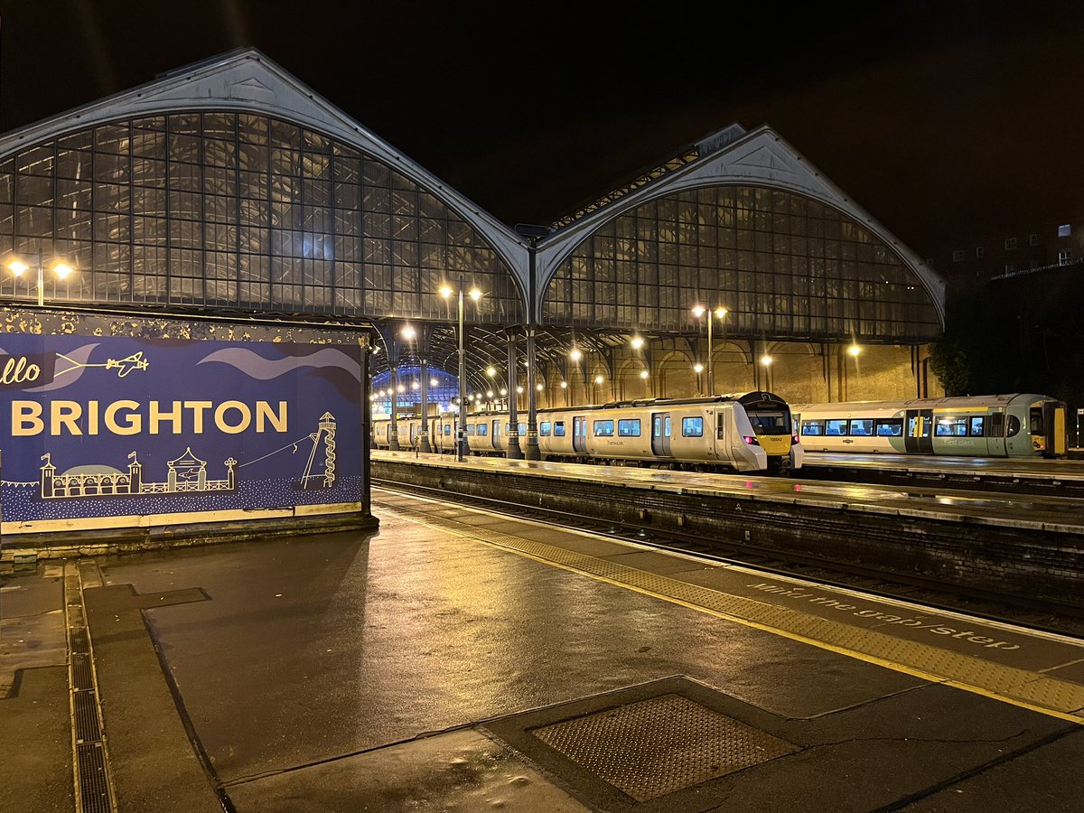lewisbgibbs's tweet image. A nice change of scenery for me this evening down on Brighton platforms 🚅
#DispatchersOfTwitter