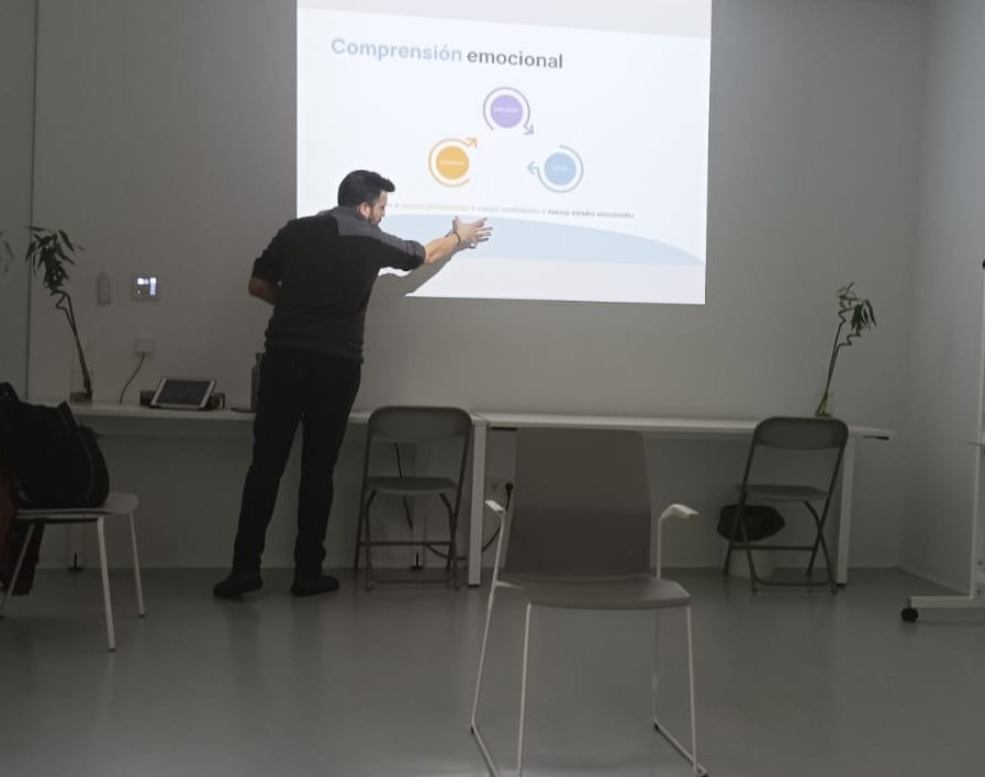IEplena's tweet photo. Y arrancamos el año en el Master de #Mindfulness y Equilibrio Emocional de la @InfoUMA con nuestro compañero @OliverJJimenez, adentrándonos en el mundo de la Comprensión y Facilitación #emocional a través de #AtenciónPlena. Otra magnífica experiencia #PINEP https://t.co/WkegRh2XZQ
