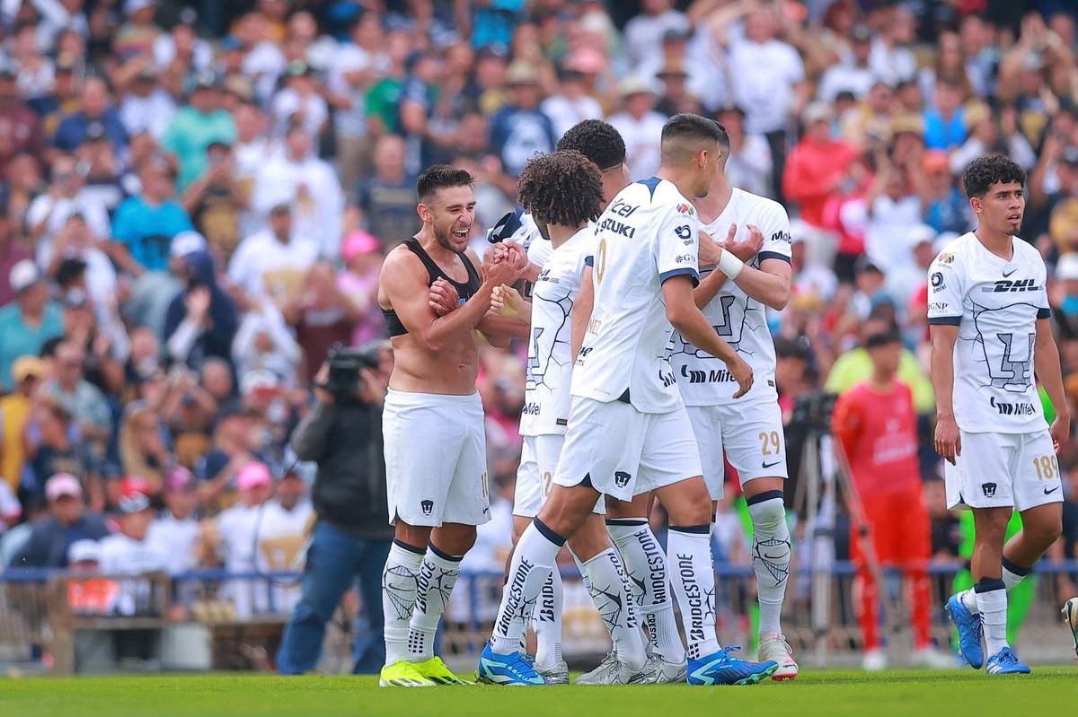 PumasMX's tweet photo. Momento top del juego. 🔥🙌

#DePumasSoy #DeCanteraSomos https://t.co/g4IUCwXgPS