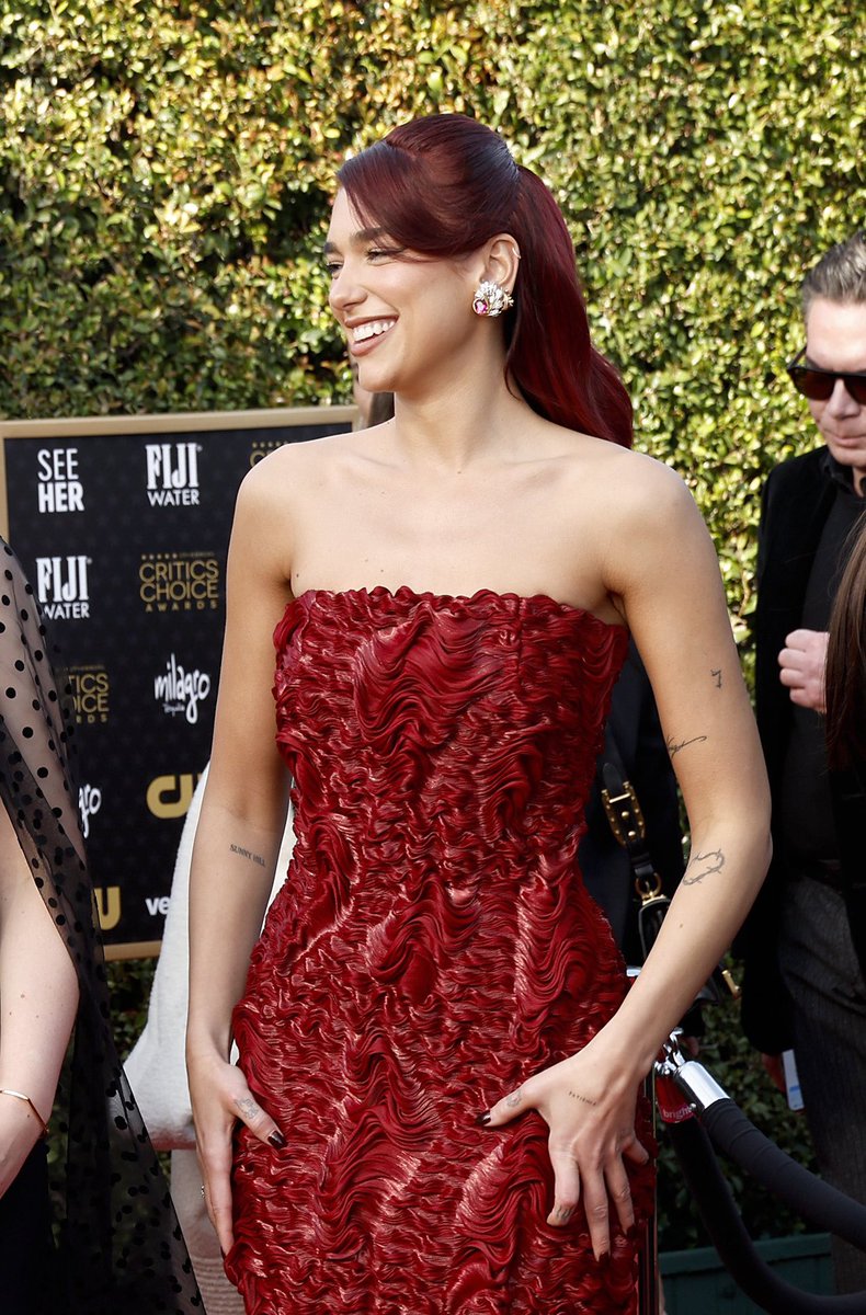 dualipacentral_'s tweet photo. 📸| DESLUMBRANTE! Dua Lipa no #CriticsChoiceAwards https://t.co/ZHR6kwYsEx