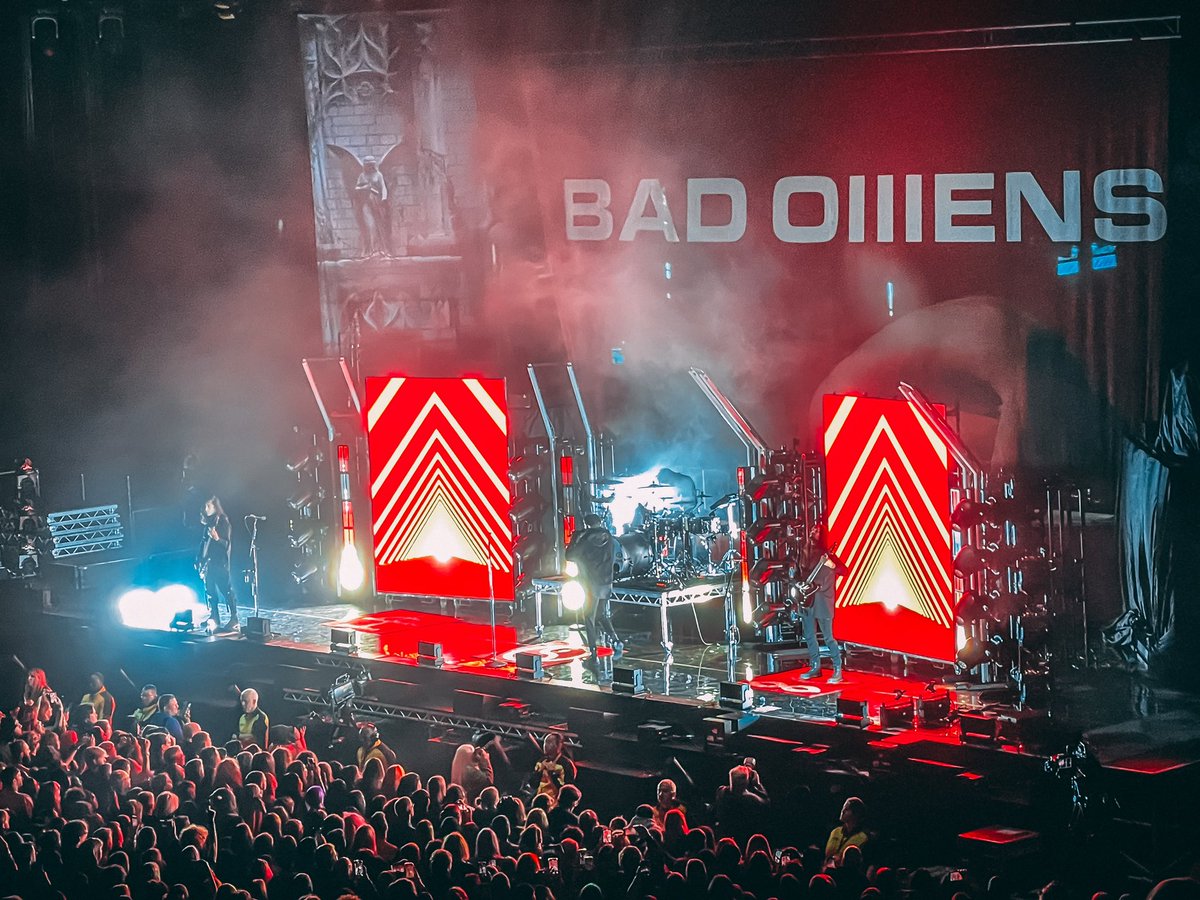 newxscream_'s tweet photo. Bring Me and Bad Omens in Manchester last night. Literal 10/10 gig. Static Dress were so fucking good too. https://t.co/SieKrgrcti