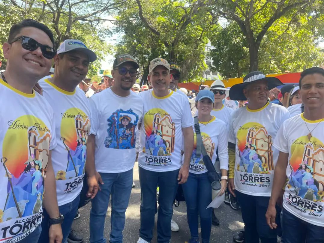 Javieroropeza's tweet photo. #14Ene| La madre de los larenses es símbolo de unión. 
A pesar de las diferencias políticas, un ameno encuentro con el Alcalde del municipio Palavecino. 
Que la Divina Pastora permita la unión de todos los corazones venezolanos.
#Torres #Palavecino #Venezuela https://t.co/zYznDpe0Er