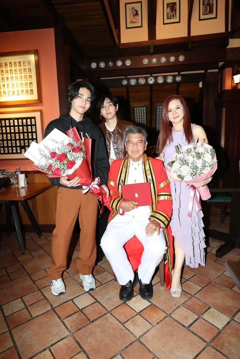moonletss's tweet photo. ครอบครัวซาเ��อร์อบอุ่นจังเลย 🥹💖 ร่วมยินดีกับปริญญาเอก 2 ของคุณพ่อ 🎓👨‍🎓

ขอแสดงความยินดีด้วยนะคะ ✨ #jeffsatur https://t.co/Xoct5FtBnu