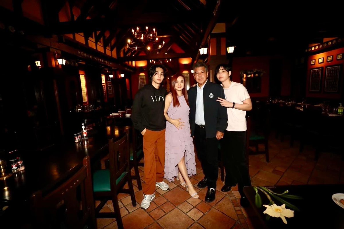 moonletss's tweet photo. ครอบครัวซาเ��อร์อบอุ่นจังเลย 🥹💖 ร่วมยินดีกับปริญญาเอก 2 ของคุณพ่อ 🎓👨‍🎓

ขอแสดงความยินดีด้วยนะคะ ✨ #jeffsatur https://t.co/Xoct5FtBnu